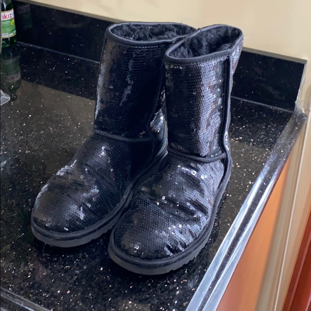 UGGs boots with sequence black